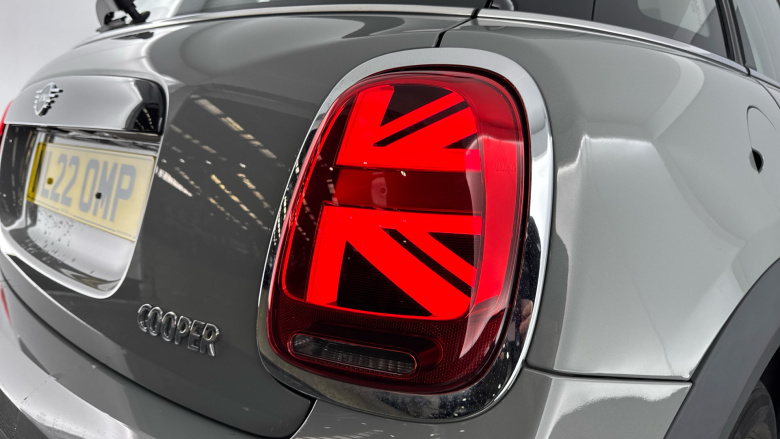 MINI Hatchback 1.5 Cooper Classic 5dr Auto [Nav Pack] Petrol Hatchback